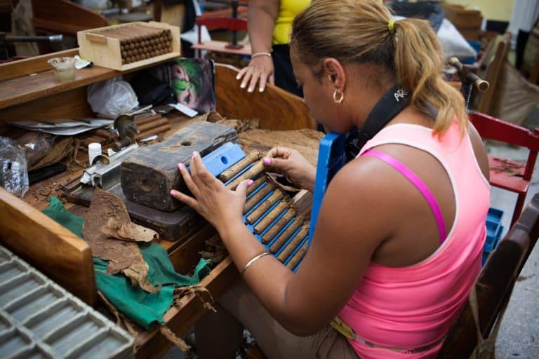 L'economia a Cuba non decolla e rischia persino di restare in recessione, ora che il Venezuela è crollato e che gli USA di Trump non sono più sicuri di proseguire nel riallaccio delle relazioni economiche e diplomatiche.