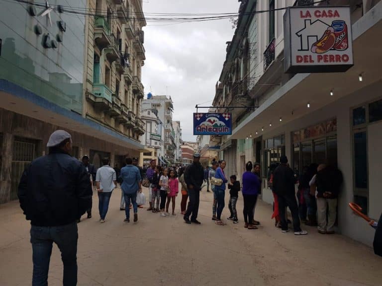 Svalutazione del cambio ed eliminazione del peso convertibile. L'Avana punta a superare la crisi cronica della sua economia con misure finora mai adottate dall'arrivo di Fidel Castro al potere.