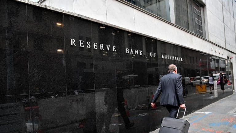 Taglio dei tassi in Australia al nuovo minimo storico dello 0,50%. Economia a rischio recessione, ma dalla terra dei canguri emergono elementi interessanti per il mercato obbligazionario.