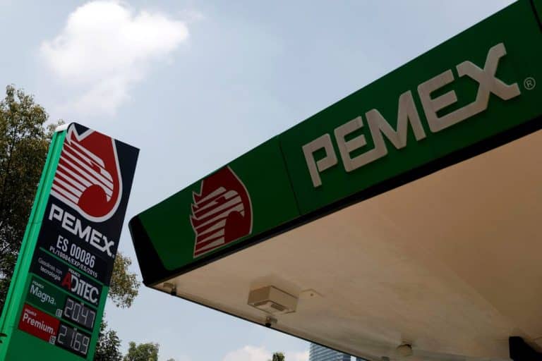 Il debito della compagnia petrolifera statale messicana implode sui mercati con il crollo delle quotazioni internazionali. Si teme un declassamento a "junk".