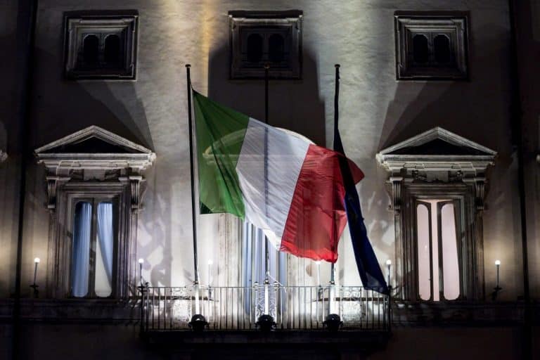 Il presidente di Intesa Sanpaolo, Giovanni Bazoli, ha sposato una vecchia idea dell'ex ministro dell'Economia, Giulio Tremonti, per abbattere il debito pubblico italiano. Al di là della bontà, resta una soluzione improbabile.