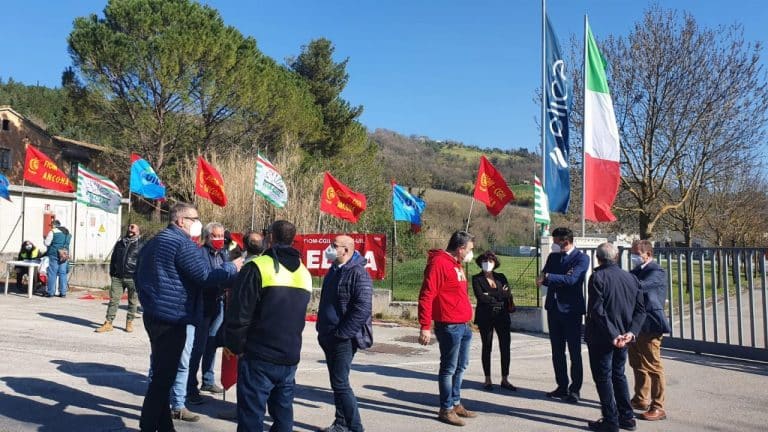 Addio incentivi e finanziamenti per chi delocalizza in maniera opportunistica. Ci sarà anche una black list per le imprese più a rischio.