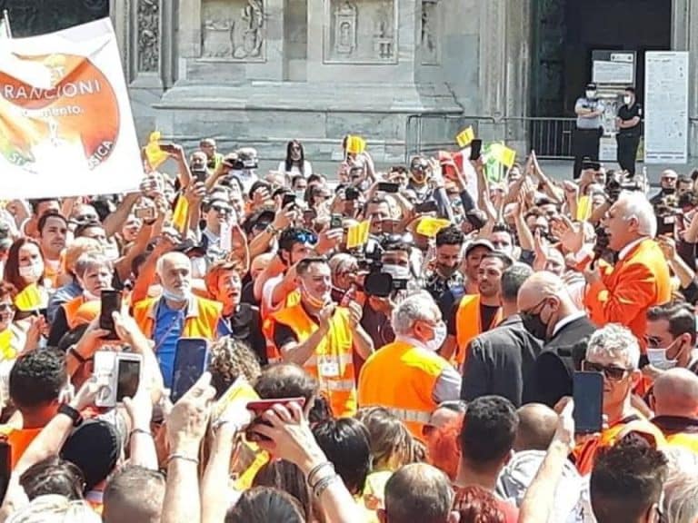 Si moltiplicano i segnali di rischio per la tenuta del sistema Italia. Nel fine settimana scorso, migliaia di manifestanti si sono radunati a Milano per ascoltare le parole farneticanti di Antonio Pappalardo, ex Generale dei Carabinieri, oggi in pensione. Non avevano nulla di serio da ascoltare, ma se si sono assembrati è stato forse per inviare alle istituzioni un segnale di malessere, che ad oggi fatica ad essere recepito nei palazzi del potere. Qualche giorno prima, il governatore della Banca d’Italia, Ignazio Visco, aveva paventato il rischio di un crollo del pil del 13% per quest’anno e di una ripresa