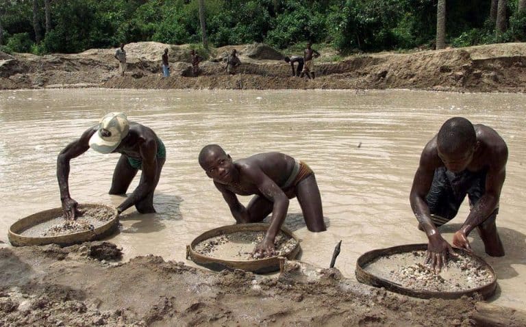 Diamante da 706 carati scoperto in Sierra Leone, tra i più grandi di sempre. E già è polemica su chi debba gestire il ricavato.