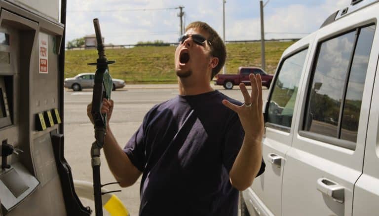 Il prezzo del gasolio per auto rischia di aumentare con l'eliminazione dei sussidi dannosi per l'ambiente, come ventila il governo. La misura sarebbe un salasso per gli automobilisti italiani.