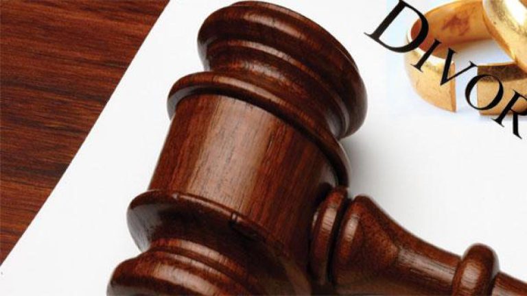 In caso di divorzio, la donna perde la facoltà di utilizzare il doppio cognome o quello del marito in società. La Cassazione fa chiarezza sulla vecchia usanza dura a morire.