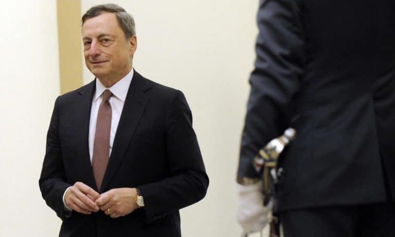 L'intervista di Mario Draghi al Financial Times rilancia le sue quotazioni a premier. L'ex governatore BCE raccogliere il consenso di gran parte della politica italiana per affrontare la grave crisi economica esplosa con l'emergenza Coronavirus.
