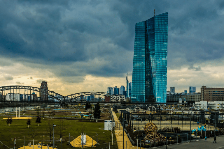 Dal Portogallo, Mario Draghi ha sorpreso i suoi stessi uomini con l'annuncio di nuovi possibili stimoli monetari della BCE per l'Eurozona. Ecco perché ha scelto proprio questi giorni per uscire allo scoperto.