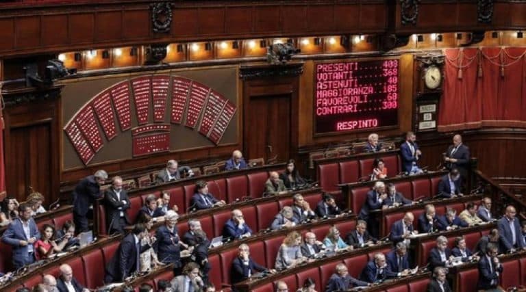 Mentre è stato dato il via libera all'aumento di 85 euro per i contratti statali aumentano gli stipendi per i dipendenti di Camera e Senato.