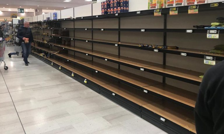 La recessione in Italia sarà molto dura e le previsioni parlano di numeri agghiaccianti. Così, la sostenibilità del debito pubblico vacilla e con essa la nostra permanenza nell'euro.