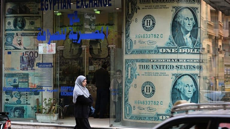 L'Egitto si accinge a svalutare la lira per la seconda volta quest'anno, al fine di arginare il rischio di una degenerazione della crisi e conseguenti rivolte popolari. Ma i sacrifici per gli egiziani non mancheranno.