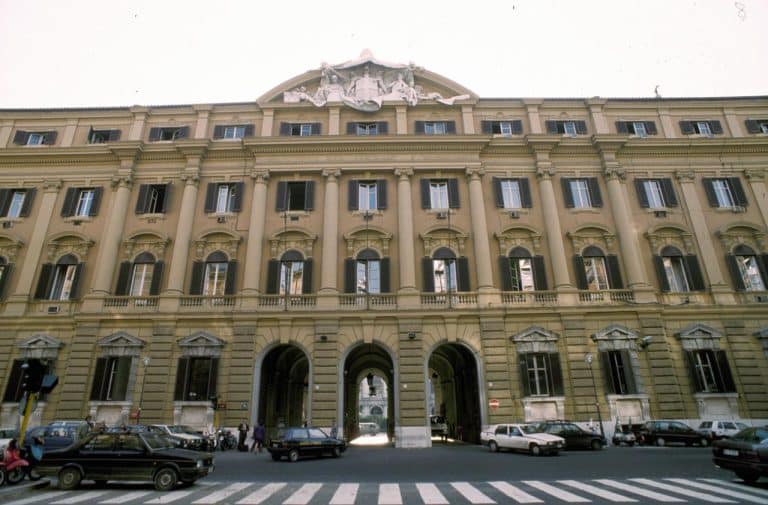 Ordini monstre per i BTp a 5 e 30 anni offerti dal Tesoro tramite collocamento sindacato. Ma la tempistica non è stata fortunata, dato che ieri sono collassati proprio i titoli di stato italiani a 30 anni.