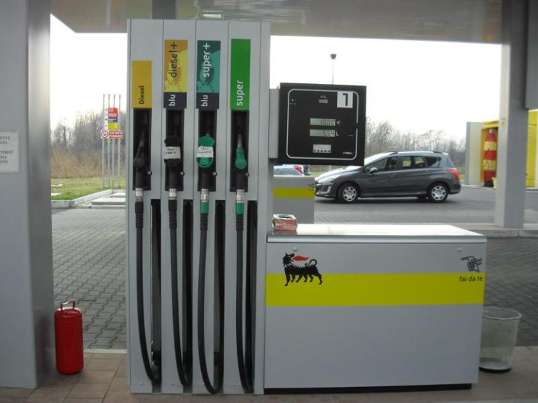 Scende il prezzo di benzina e diesel alle stazioni ENI. stabile, invece, il carburante alla pompa nelle altre reti di distribuzione