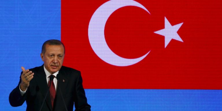 La Turchia alza i tassi per la prima volta da quasi tre anni, quasi in un atto di sfida al presidente Erdogan, contrario alla stretta monetaria.