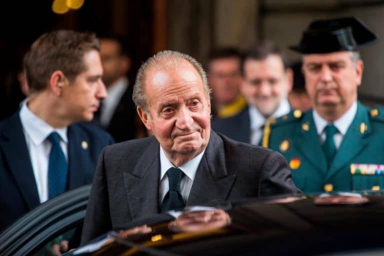 Il sovrano spagnolo, abdicato nel 2014, è accusato di avere intascato una mazzetta da 100 milioni di dollari per la costruzione di un'autostrada in Arabia Saudita. Polemiche sulla sua "fuga" dalla Spagna.