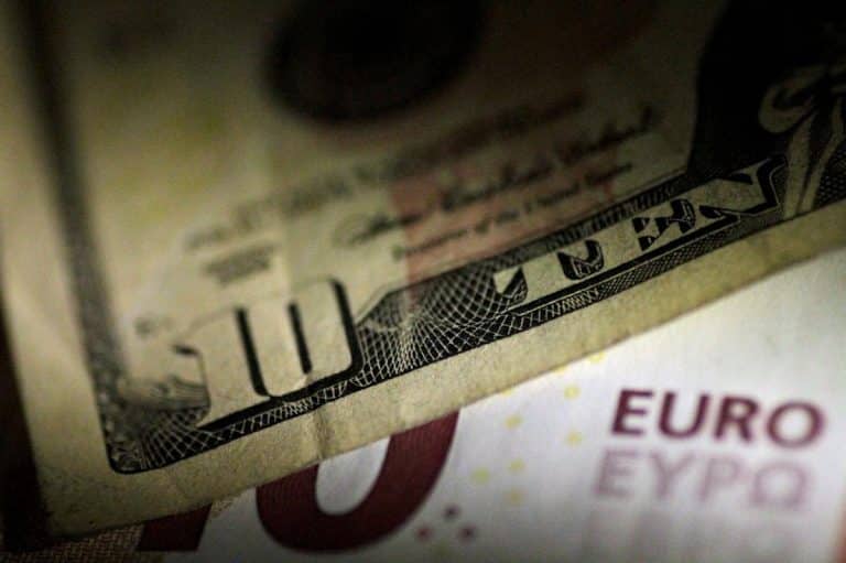 Prosegue l'indebolimento del dollaro contro le altre valute e per l'Eurozona potrebbe implicare una discesa dell'inflazione su valori negativi.
