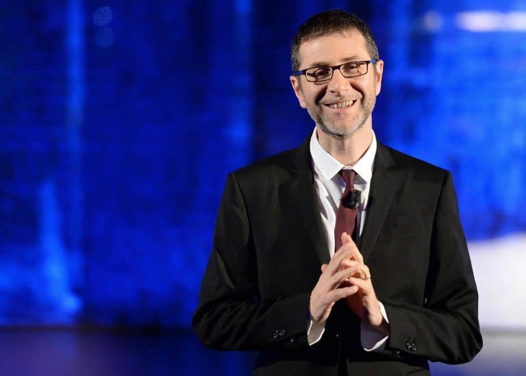 Altro che tetto agli stipendi in Rai. Fabio Fazio guadagnerà un milione di euro in più all'anno. Polemiche politiche sul caso, ma chi ha ragione?