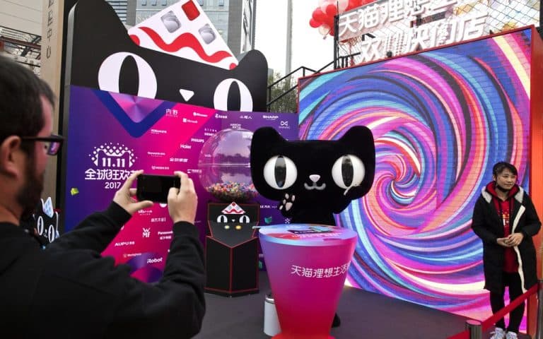 Il Singles Day in Cina imita il Black Friday negli USA e le cifre dell'uno e dell'altro evento aggiornano i record degli anni precedenti, tastando il polso delle due principali economie mondiali e creando una competizione anche nel mondo dello shopping.