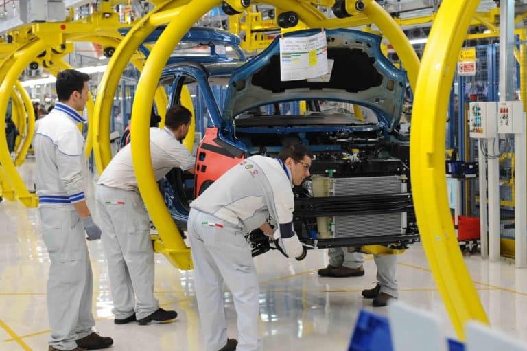 Mercato dell'auto travolto dal Coronavirus. Vendite dimezzate in Europa a marzo, mentre in Italia sono risultate quasi azzerate. Eppure, i titoli obbligazionari di FCA appaiono allettanti.