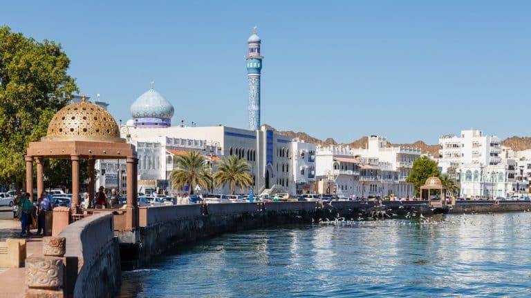 Il sultanato è alle prese con una grave crisi fiscale e l'agenzia di rating ha declassato per la seconda volta in pochi mesi il suo debito sovrano, sempre più "spazzatura".