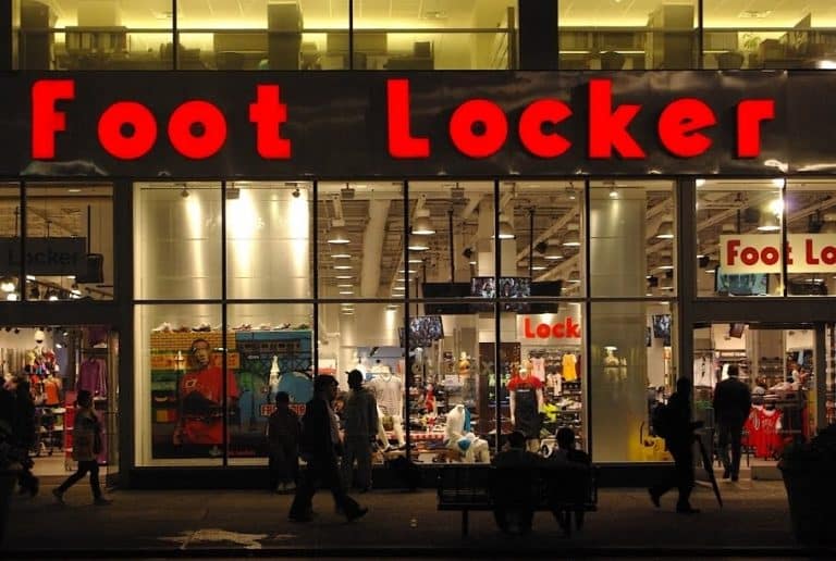 Foot Locker è in crisi e chiude molti punti vendita ma punta alla rinascita. Ancora colpa dell'e-commerce?