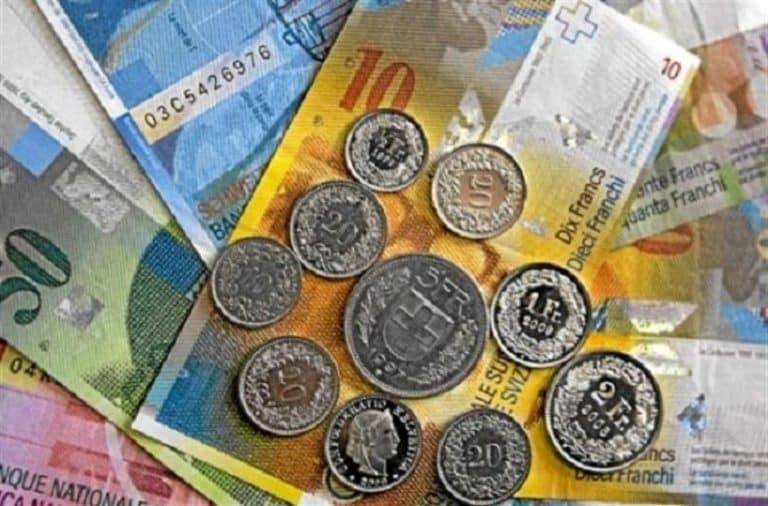 La Banca Nazionale Svizzera non può permettersi che il franco continui a rafforzarsi, sfondando al ribasso la barriera informalmente fissata dopo l'abbandono del cambio minimo. E contro l'euro, la valuta elvetica vola ai massimi da quasi 3 anni.