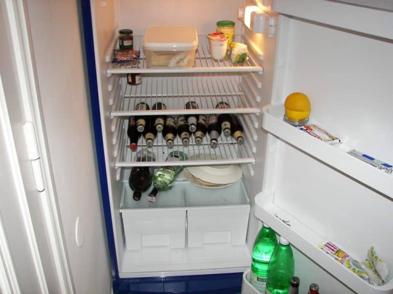 Ecco alcuni consigli per risparmiare energia elettrica in bolletta usando al meglio il frigorifero che è uno degli elettrodomestici che consuma di più.