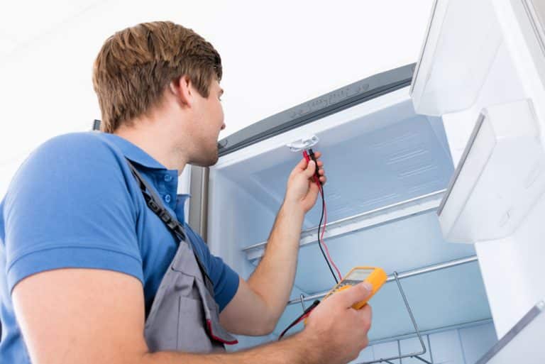 Frigorifero rotto: deve pagare il proprietario o l'inquilino? Quale principio si applica per la divisione corretta delle spese domestiche e chi è tenuto alla manutenzione degli elettrodomestici in casa.