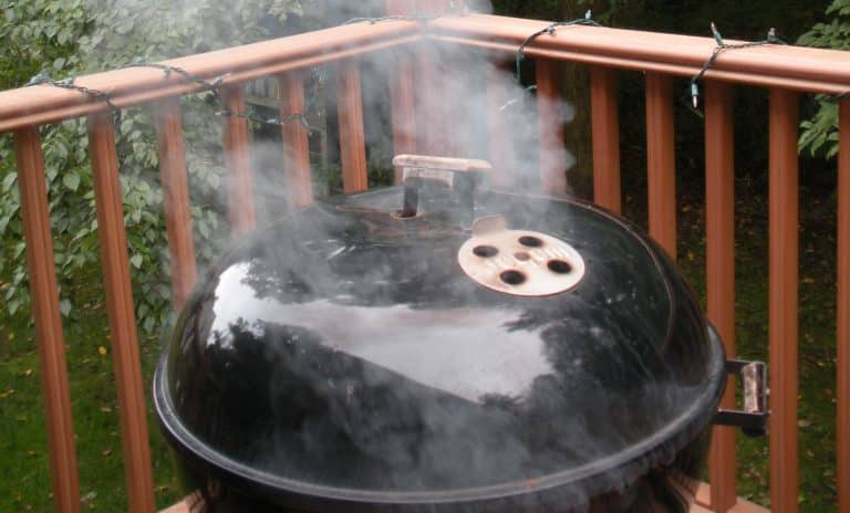 Fumi in condominio: mozziconi sigarette, vasi sul balcone, grigliate e frittura possono essere un reato. Ecco quando e di quale tipo.