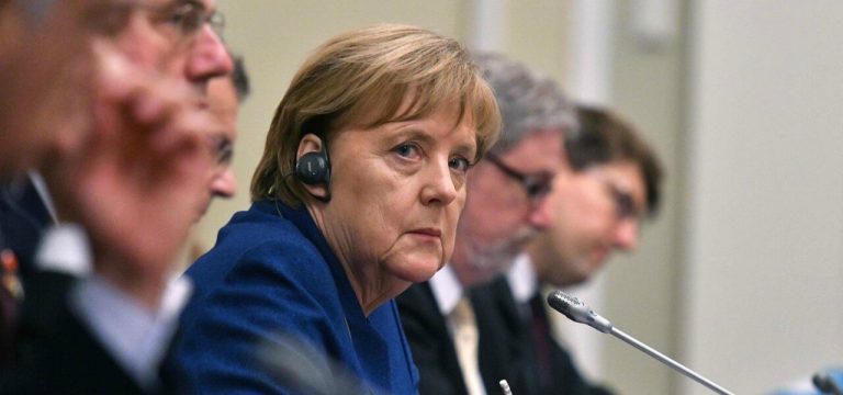 Piano da 50 miliardi per contrastare la recessione dell'economia tedesca. Così la Germania può permettersi di schivare la crisi, mentre l'Italia non dispone di questi margini di manovra. Ecco perché questa disparità.