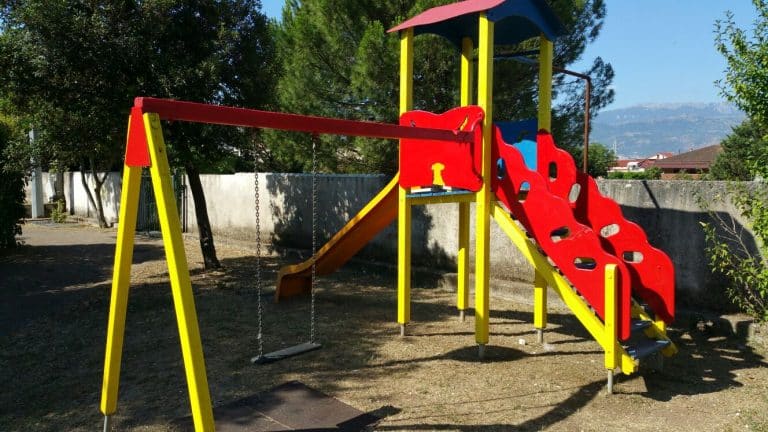 Quando il Comune è tenuto al risarcimento dei danni subiti da un bambino per un incidente al parco giochi o ai giardinetti pubblici?