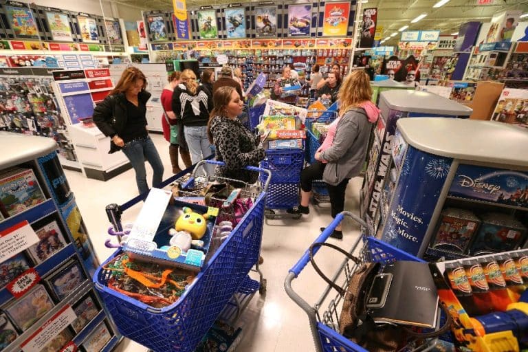 Giocattoli in crisi con il boom della tecnologia. Chiudono i negozi tradizionali e i bambini comprano sempre più smartphone e tablet.