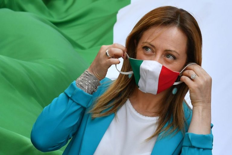 Sondaggi sempre più felici per Fratelli d'Italia, mentre la Lega di Matteo Salvini arranca. Il fronte "sovranista" ottiene oltre il 40% dei consensi, ma al suo interno registra uno smottamento a favore della leader romana.