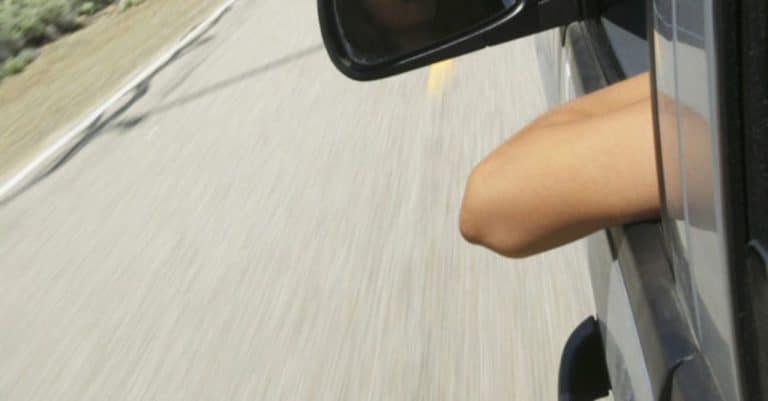Perché sporgere il gomito fuori dal finestrino auto è vietato dal codice della strada. Cosa può determinare tale imprudenza e quali sono le sanzioni.