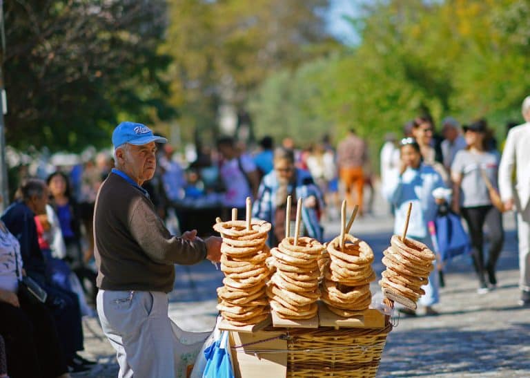 Rendimenti greci sotto quelli italiani lungo la curva, con distanze che tendono ad allargarsi per le scadenze più lunghe. Ecco l'origine di questa "umiliazione" finanziaria per i BTp.