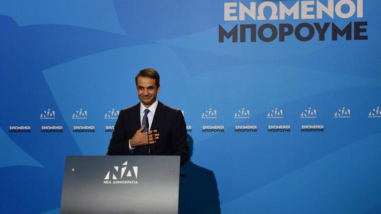 Il 2019 è stato l’anno della rinascita della Grecia. La lunga crisi è finita davvero, anche se i suoi effetti dureranno verosimilmente ancora per molti anni, se è vero che il pil ellenico risulta essersi contratto di circa un quarto rispetto ai livelli del 2007. Ma se i numeri hanno un significato, essi ci raccontano un’evoluzione significativamente positiva dell’economia. Anzitutto, la crescita si è stabilizzata al ritmo medio annuo del 2%, che certamente è poco per un paese che ha fatto una corsa all’indietro nell’ultimo decennio, ma risulta ben superiore a quanto stia riuscendo a fare il resto dell’Eurozona. E,