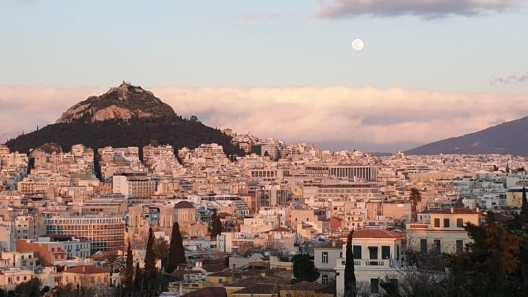 Rendimenti decennali sotto l'1% per la prima volta in Grecia. Le obbligazioni corrono sulle attese di una promozione del rating. E anche il bond a 15 anni offre già quasi mezzo punto in meno dall'emissione.