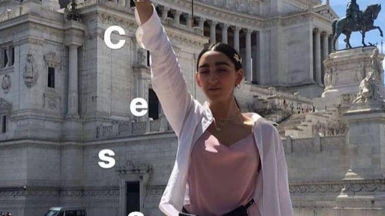 Armine ha sfilato con lo stilista italiano già nel 2019, ma la sua popolarità è arrivata alle stelle solo negli ultimi giorni. Una trovata pubblicitaria per far parlare di sé?