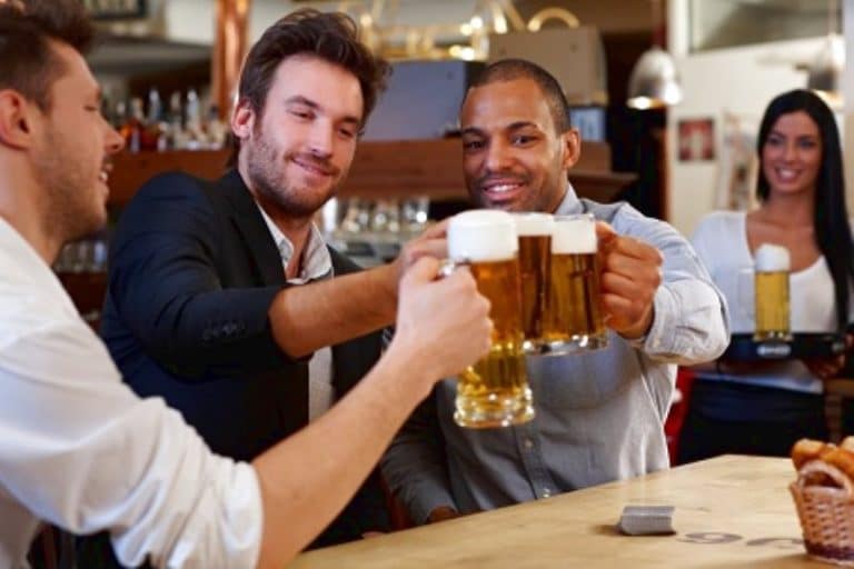 Guidare dopo aver bevuto una birra o un drink con amici è reato? Non sempre guidare in stato di ebrezza costituisce reato: vediamo cosa stabilisce il codice della strada.