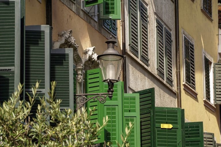 Poiché la tinteggiatura degli infissi non permette di godere del bonus facciate, ne consegue che la stessa conclusione vale anche per la verniciatura di scuri e persiane