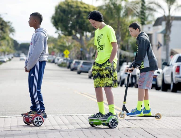 Scatta la multa se lo Street board o Hoverboard, vengono usati nelle strade? Il codice della Strada non lì considera come mezzo di trasporto, ma come acceleratori di andatura, e quindi ...