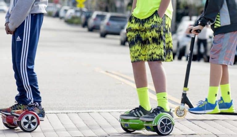 Altro che incentivi per la mobilità green: scoppia il caso dopo la multa per l'uso dei monopattini elettrici su strada pubblica