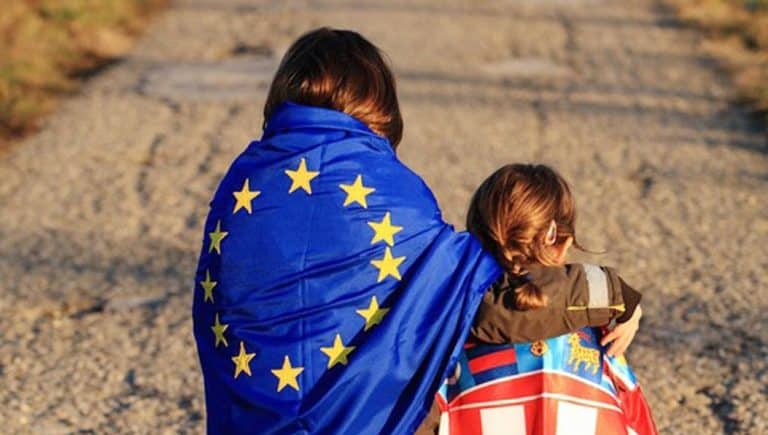 Collocato nuovo bond con cedola fissa del 3,875% per otto anni. Calano ancora i rendimenti dei titoli governativi dello stato balcanico appena entrato nell’eurozona