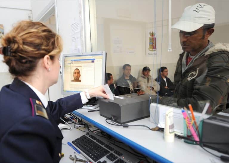 Il rilascio e rinnovo dei permessi di soggiorno è sospeso per 30 giorni. Le forze di Polizia saranno impiegate per l’emergenza coronavirus.