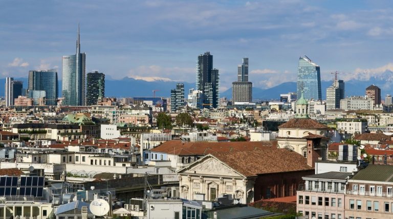 Timidi segnali di ripresa del mercato immobiliare dopo 7 anni di ribassi. Bene le grandi città del Nord, ancora in difficoltà le province.