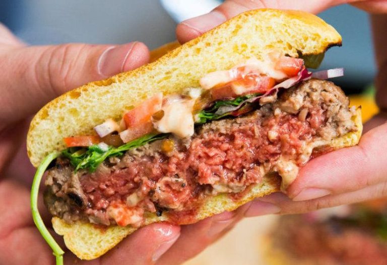 Impossible Foods vuole portare i suoi hamburger con l'Heme in Europa. Il mercato delle carni finte vale ormai. 2,7 trilioni di dollari.