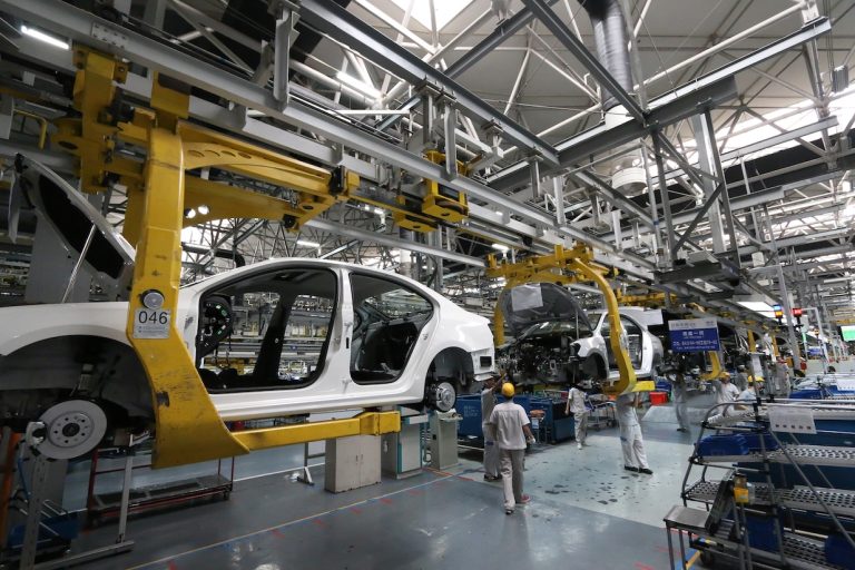 La crescita dell'attività industriale cinese è leggermente rallentata a maggio poiché i costi delle materie prime sono cresciuti.