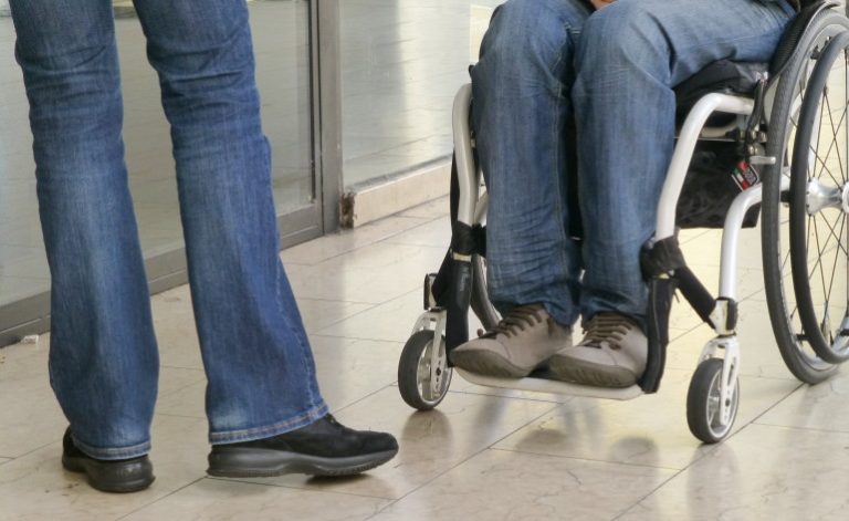 Come cambiano gli importi e i limiti per gli assegni di invalidità civile nel 2015.