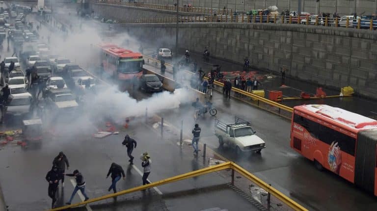 L'aumento del prezzo della benzina ha scatenato proteste represse nel sangue in Iran. Il rincaro previsto dal governo di Teheran era di appena 10 centesimi al litro, ma i cittadini si rivoltano contro una crisi che li sta portando verso il Venezuela.