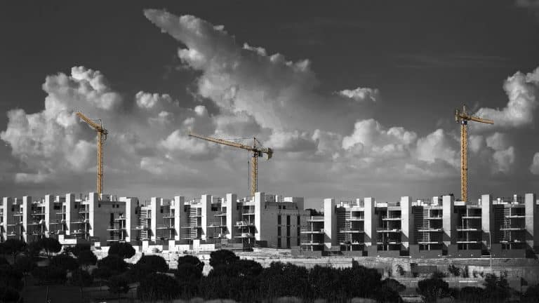 Crescita italiana ferma, rischio recessione nei prossimi mesi e a 11 anni dalla crisi finanziaria ed economica l'Italia non ha recuperato i livelli di ricchezza perduti, anzi lo farà verosimilmente tra non meno di 7-8 anni. Così è rischio collasso.